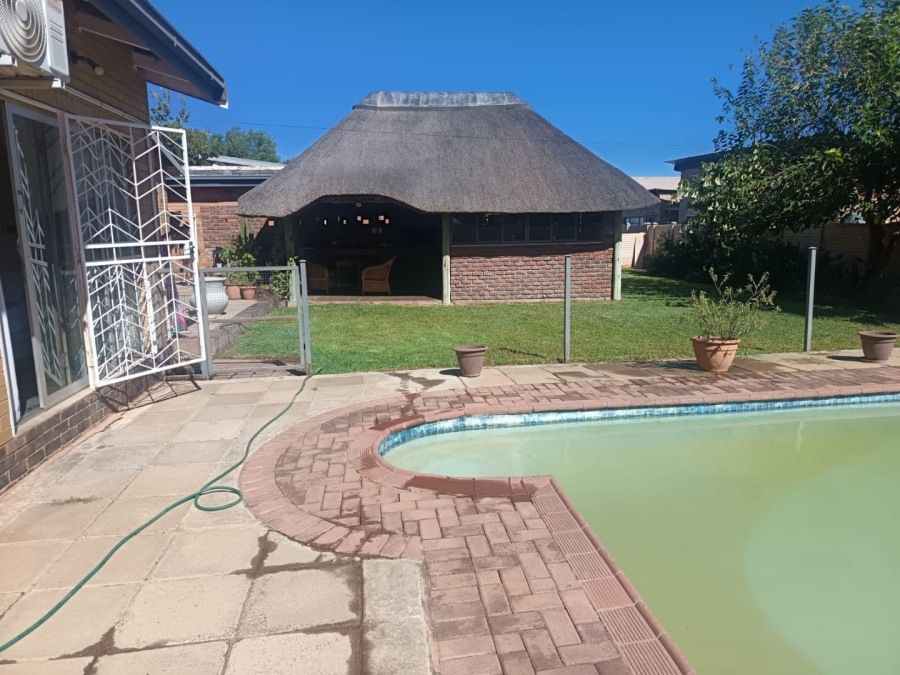 4 Bedroom Property for Sale in Heuwelsig Northern Cape
